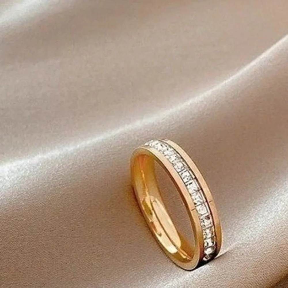 Gold Tone Titanium Ring‎ Paved with Clear Crystals Stackable Band Women Size 7